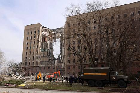 Pelastustyöntekijät työskentelivät Ukrainan tuhoutuneen hallintorakennuksen luona Mykolaijivissa 29. maaliskuuta.
