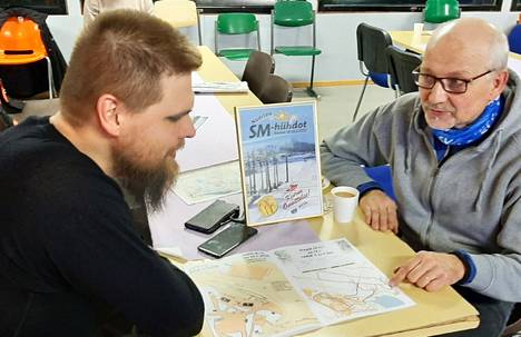 Nuorten SM-hiihtojen tekninen asiantuntija Esa Ryynänen ja ratamestari Erkki Virkalahti tarkastelivat ratajärjestelyjä järjestelytoimikunnan kokouksessa.
