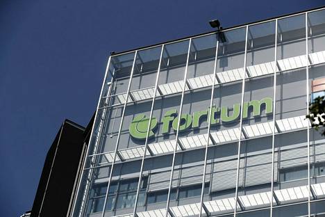Fortum on sopinut valtion kanssa järjestelyistä, joilla katetaan yhtiön vakuusvaatimuksia sähkön johdannaismarkkinoilla. Energiayhtiö Fortumin logo pääkonttorilla Espoon Keilaniemessä kuvattiin 22. heinäkuuta 2022.