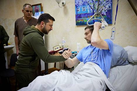 Ukrainan presidentti Volodymyr Zelenskyi vieraili kiovalaisessa sairaalassa haavoittuneiden ukrainalaissotilaiden luona 13. maaliskuuta.