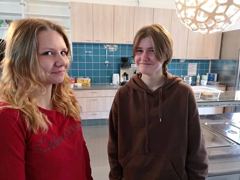 Mouhijärven yhteiskoulun oppilaat Venla Valkama (vasemmalla) ja Lotta Pohjanen tykkäävät kouluvalmentajan pitämistä välitunneista.