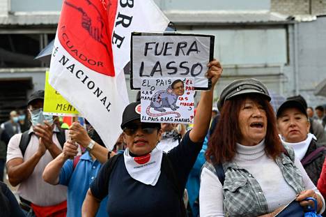 Mielenosoittajat vaativat Ecuadorin istuvaa presidenttiä pois vallasta.