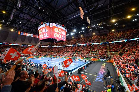 Sveitsi pelasi hurmiossa 10 359 katsojan edessä upouudella Swiss Life Arenalla.