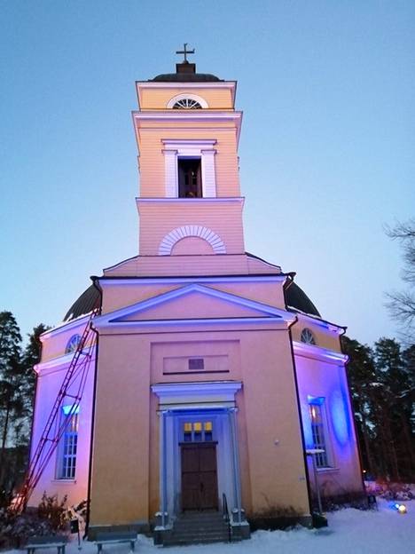Lahja Pimiä kuvasi Nokian kirkon valaistuna Ukrainan lipun väreillä Venäjän hyökkäyssodan vuosipäivänä 24. helmikuuta.
