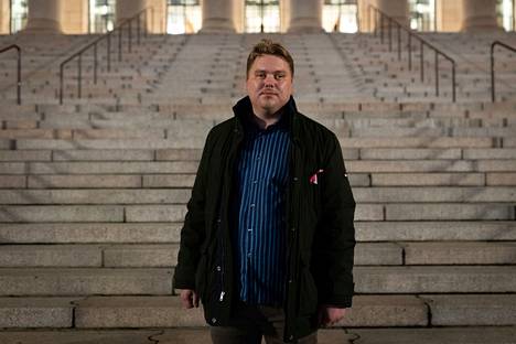 Tamperelainen keskustanuoria luotsaava Aleksi Sandroos on sitä mieltä, että puolueet, jotka eivät suostu kaikkien kanssa yhteistyöhön, eivät luota omaan politiikan tekemiseensä.