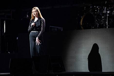 Jussi Hakulisen tytär Ellinoora Hakulinen tarjoili Nokia-areenan yleisölle yhden Yön 40-vuotisjuhlakonsertin kohokohdista. 