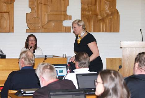 Kokoomuksen Emilia Koikkalainen esitti vaihtoehdon elinkeinopalvelujen kotiuttamiselle kaupungin omaksi toiminnaksi. Koikkalaisen esitys voitti äänestyksen ja tuli valtuuston päätökseksi.