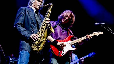 Multi-instrumentalisti Chris White ja kitaristi-laulaja Terence Reis ovat Dire Straits Experiencen kantavia voimia.