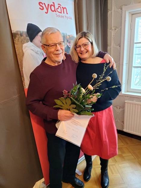 Kunniakirjan Mikko Honkaselle ojensi Sydän-Suomen alueen toiminnanjohtaja Ulla Harala.