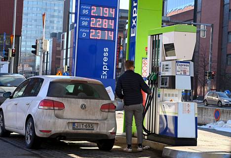 Monet suomalaiset ovat pohtineet liikkumisen vähentämistä, koska polttoaineiden hinnat ovat niin korkealla.
