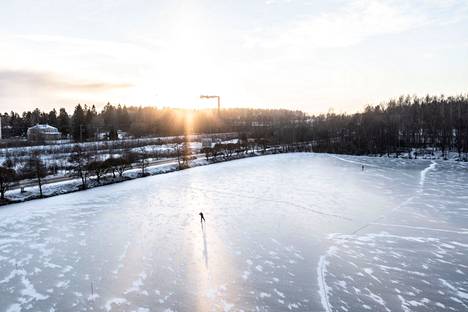 Tohlopin suosittu retkiluistelureitti avattiin Tampereella ennätysaikaisin jo marraskuussa. Luistelijoita on tänä talvena riittänyt.