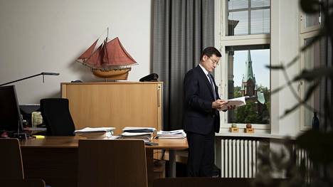 Asianajaja Kaarle Gummerus toimistossaan Tampereella. Nyt hänellä on työn alla muun muassa Liberia-sotarikosoikeudenkäynti.