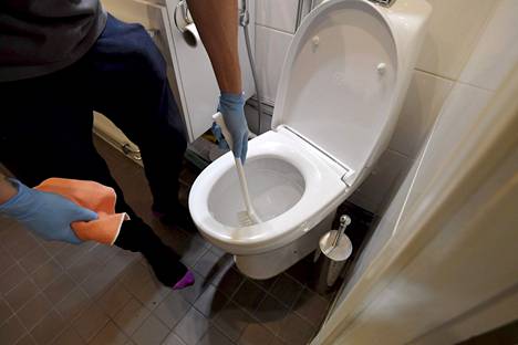 Monelle vessanpöntön peseminen on kaikkea muuta kuin mielipuuhaa. Pytylle on kuitenkin suotava huomiota säännöllisesti, jottei se pinty liasta ja ala haista.