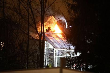 Tulisijan kevythormista lähtenyt palo aiheutti mittavat vahingot Espoossa maanantain ja tiistain välisenä yönä.
