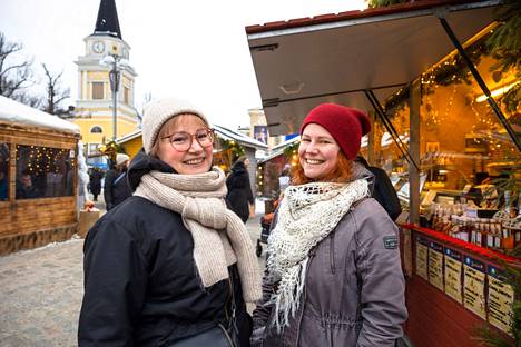 Raisa Särkkä (vas.) ja Eeva Ojala olivat sekä nauttineet joulutorin antimia että tehneet ostoksia. Ojala oli löytänyt puisen kauhan, jonka hän osti omaan käyttöön. 