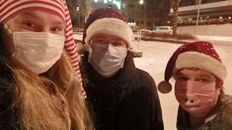 Jämsän seudun perheavun tontut Susa Koskinen, Hanne-Maria Hietanen ja Sirpa Seppälä auttavat joulupukkia ja keräävät lahjoja paikallisille vähävaraisille lapsiperheille.