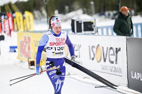 Krista Pärmäkoski Rovaniemellä viiden kilometrin (v) kilpailun jälkeen kuvattuna.