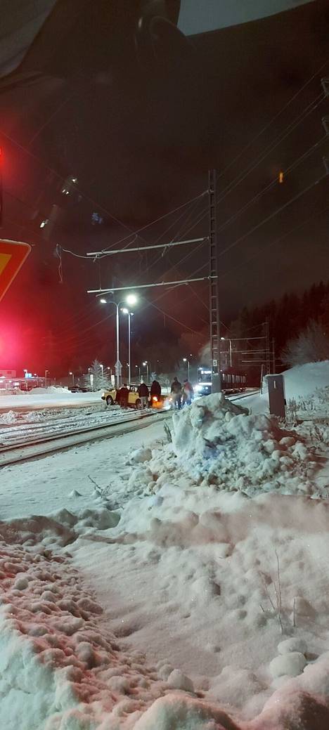 Perjantaina henkilöauto juuttui kiskoilla Tampereen Kalevassa.
