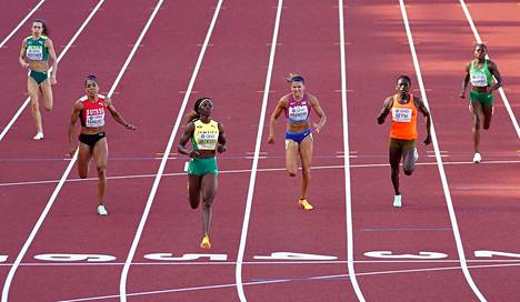 Jamaikan Shericka Jackson (keskellä) juoksi naisten 200 metrin välierien nopeimman ajan.
