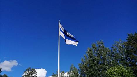 ”Uhreja kunnioittavaan ja muutenkin hyvään suomalaiseen liputuskulttuuriin kuuluu liputtaa vakiintuneina liputuspäivinä Suomen lipulla”, kirjoittaja toteaa.