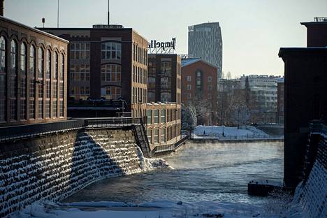 Aurinko ja pakkanen värjäsivät Tammerkosken maiseman Tampereella keskiviikkona. 
