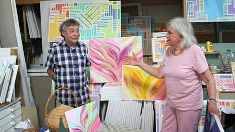 Juhani ja Marja Tarnan kodissa pidettiin jo 1970-luvulla näyttelyitä. Näyttelyissä kävi myös silloisen kauppalan johtaja Ennu Virtanen.