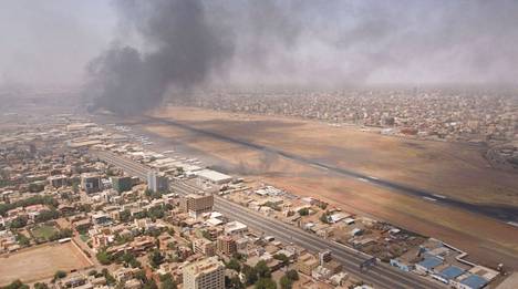Reutersin välittämässä Instagram-kuvassa Khartumissa nousi sankka savu sunnuntaina.