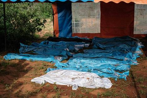 Tapaukseen liittyviä vainajia odottamassa kuljetustaan ruumishuoneelle Malindissa huhtikuun 25. päivä.