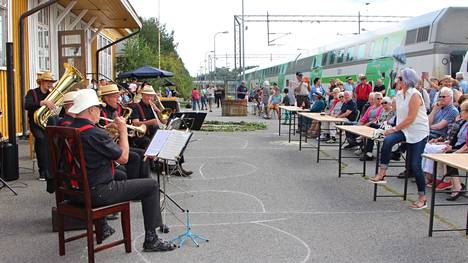 Meri-Pori Dixie Band soitti Peipohjan asemalla kaksi settiä. Ensimmäisen aikana juna tuli Tampereelta, toisen aikana Porista. ”Annoimme konduktöörille Satasoiton esitteen ja pyysimme kuuluttamaan matkustajille, että festivaali jatkuu Satakunnassa vielä viikon ajan”, Satasoiton tuottaja Tiina Starcke nauraa.