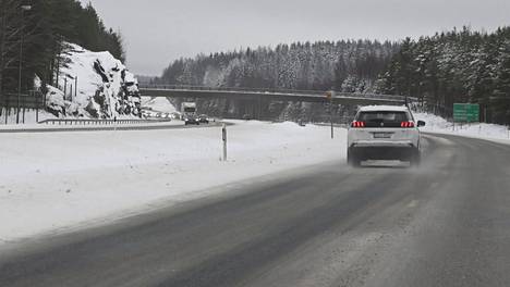 Luminen tienpinta 3-tiellä Hyvinkään kohdalla 23. tammikuuta 2022.
