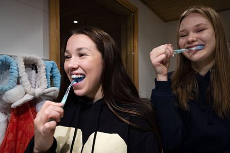 Nelli Lind (vas.) ja Milla Heini pesevät hampaita asunnossaan Vallilassa. Elokuun alussa kämppiksiksi muuttaneet kaverukset tekevät lähes kaiken yhdessä.