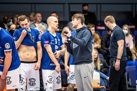 Akaa-Volleyn passari Saku Tuomivaara (keskellä) nousee isoon rooliin VaLePa-välieräsarjassa, kun toisen passarin Anton Välimaan (keskellä oikealla) kausi päättyi loukkaantumiseen.