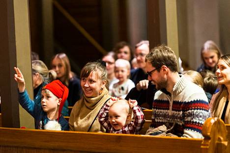 Jooa, 5 (vas.), Asta, Joel, 2,. ja Petri Rantamaa lauloivat tuiki, tuiki tähtöstä kun Lasten kauneimmat joululaulut -yhteislaulutapahtuma kajahti Messukylän kirkossa sunnuntaina 11. joulukuuta. 
