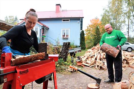 Johanna Enlund-Kosonen ja Kimmo Kosonen lämmittävät kotitaloaan osin polttopuilla. Puusouvi on heistä mukavaa.