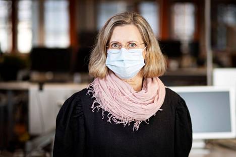 Infektioyksikön ylilääkäri Jaana Syrjänen sanoo, että Pirkanmaalla painitaan samojen ongelmien kanssa kuin pääkaupunkiseudulla, missä karanteeneja, testausta ja jäljitystä vähennetään.