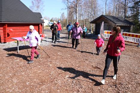 Liikunnanohjaaja Enni Aaltonen johdatti osallistujat sauvakävelylle.