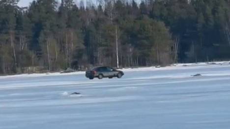 Tamperelaisnainen yllättyi aamulla, kun näki Näsijärven jäällä autoilijan. Kuvakaappaus videolta.
