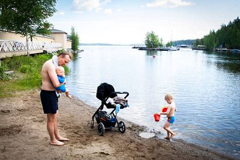 Johannes Koivisto käy poikiensa Hugon (sylissä) ja Simonin kanssa usein Rauhaniemen uimarannalla Tampereella. Pienten lasten kanssa valvova katse ei voi herpaantua koskaan.