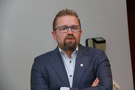 Toni Forsblom on yrittäjä ja Naantalin kaupunginhallituksen puheenjohtaja.