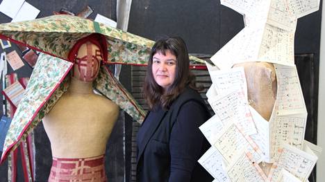 Itävaltalainen Anita Gratzer valmistaa paperista veistosmaisia vaatteita. Kuvassa vasemmalla on eteläkorealaisesta puunlehdistä valmistetusta paperista tehty neljän tuulen hattu.