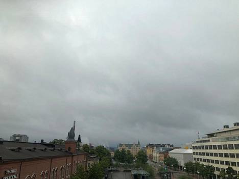 Lauantaiaamu 23. heinäkuuta on Tampereen keskustassa pilvinen ja sateinen. Kuva aamulta kello 8.26.