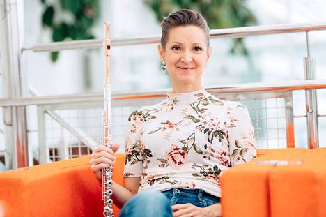 Huilisti Annaleena Jämsä on soittanut Tampere Filharmoniassa vuodesta 2008 lähtien vaativalla paikalla äänenjohtajana.