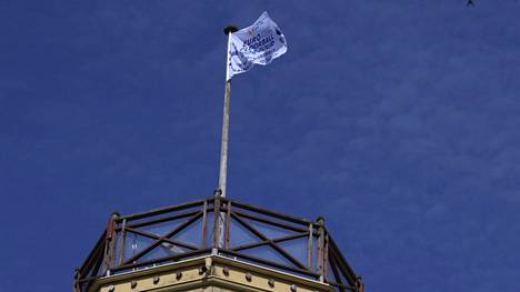 Kiikartornin katolle nousi vapunaattona salibandyyn liittyvä lippu.