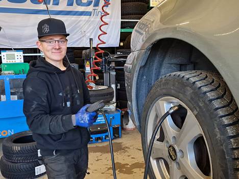 Veikka Huhtala vaihtoi Sastamalan Euromasterilla talvirenkaita. Vaihdon jälkeen hän tarkasti rengaspaineet.