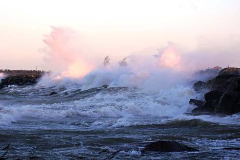 Satakunnan edustalle on odotettavissa yli viisimetrisiä aaltoja. Arkistokuva Myrskyaalloista Porin Kallosta.
