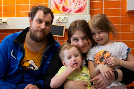 Oleksandr ja Anastasiia Kuzmuk auttavat muita ukrainalaisia Raision avustuskeskuksessa. Sylissä lapset Oleksandra ja Solomiia.