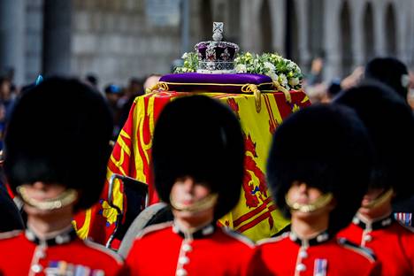 Kuva Westminster Hallista 14. syyskuuta, kuningattaren arkku oli tuotu esille. 