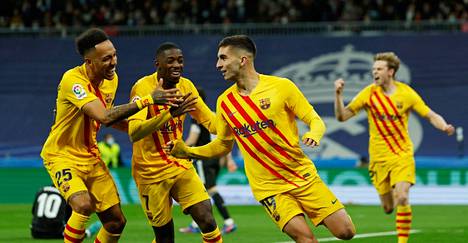 Pierre-Emerick Aubameyang (vas.), Ousmane Dembele ja Ferran Torres juhliat Barcelonan maalia.