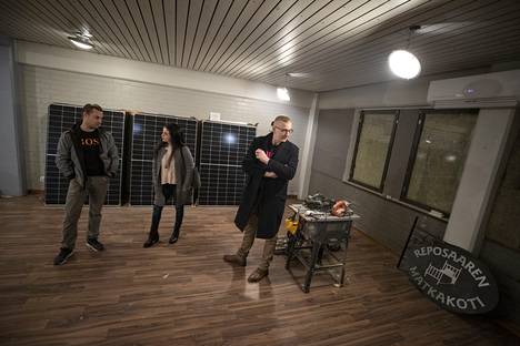 Keväällä Reposaaressa avattavan ravintolan yrittäjinä aloittavat Matti ja Jenna Vuorenheimo sekä Jussi Huhtala. Tulevan ravintolan sali on nyt tyhjennetty ja edessä on iso remontti. Talotekniikan uusimisen, keittiön rakentamisen ja täydellisen pintaremontin ohella tehtävälistaan kuuluu muun muassa aurinkopaneelien asentaminen katolle.