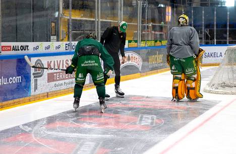 Ilves-puolustaja Aleksi Elorinne (lippalakki) testasi Raksilan jään ongelmakohtaa tiistain harjoituksissa.